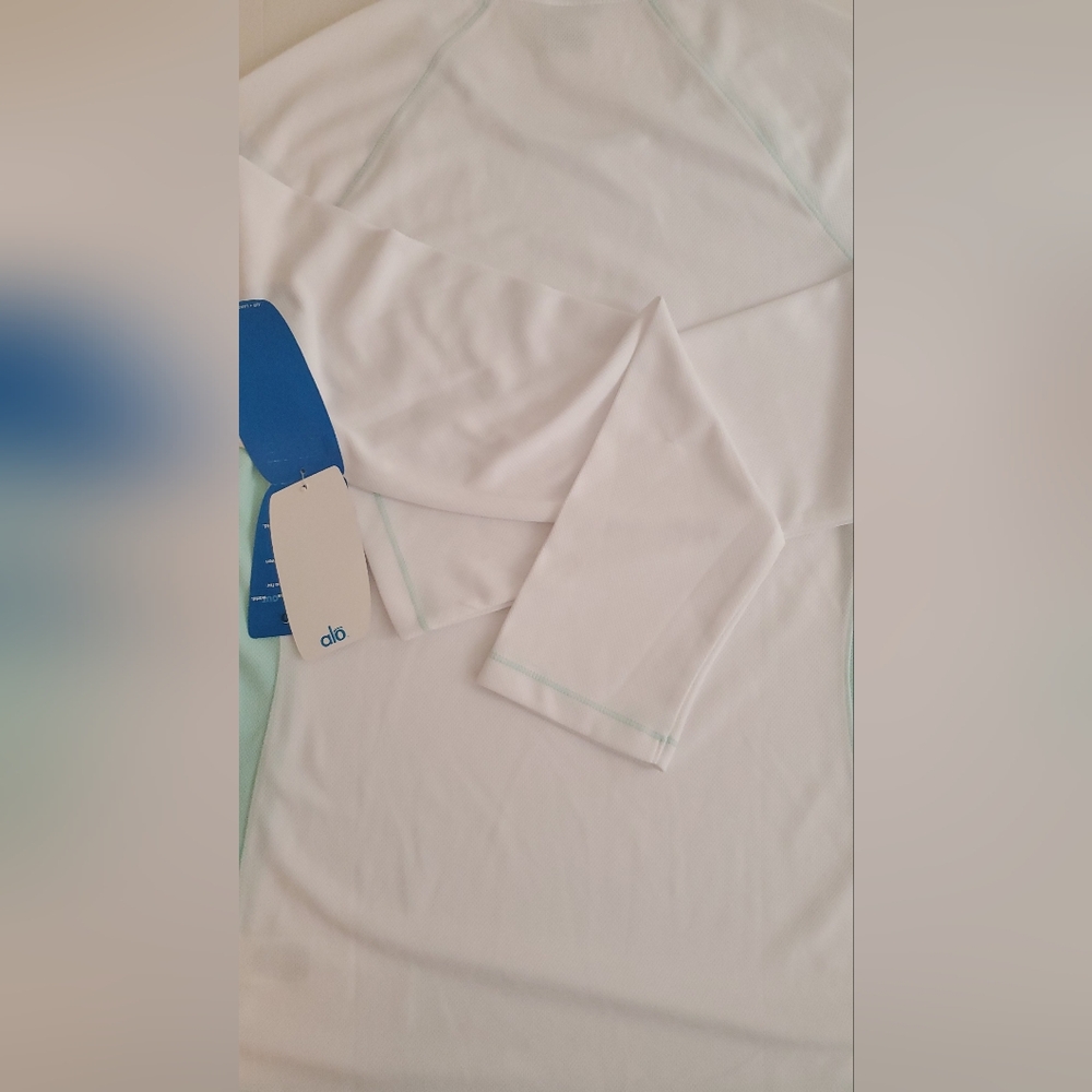 ALO Yoga Women's White and Mint Long Sleeve Top. Alo CoolFit. - Picture 15 of 15